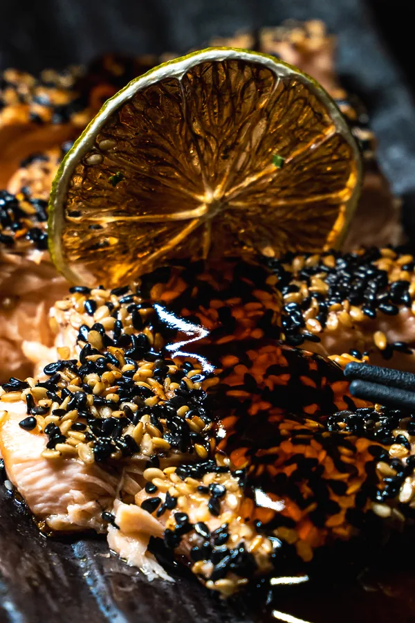 Zalm tataki met sesam en limoen