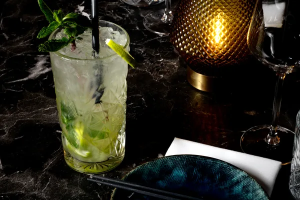 Cocktail met munt en limoen